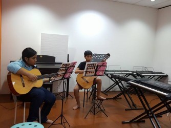 Guitar class for kids by Sottovoce Musique